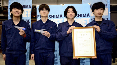 優勝した（左から）関根さん、伊藤颯汰さん、伊藤凌一さん、高橋さん