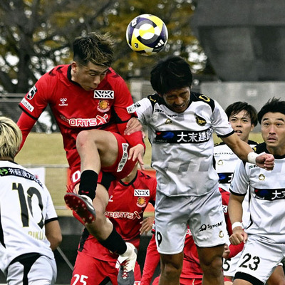 【福島―ＦＣ大阪】後半、ＣＫからヘディングシュートを放つ福島のＭＦ城定（左）＝とうほう・みんなのスタジアム