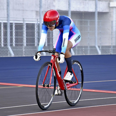 【２００メートルフライングタイムトライアル決勝】優勝目指して競技に取り組む選手＝いわき平競輪場