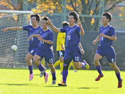 【福島東―学法石川】後半２１分、先制のゴールを決め、仲間と喜ぶ学法石川のＦＷ村田〈１０〉＝仙台大サッカーフィールド郡山