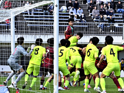 【尚志―帝京安積】延長前半８分、決勝点で２点目となるヘディングシュートを決める尚志のＦＷ根木（上）＝仙台大サッカーフィールド郡山