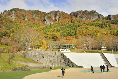岩肌を赤や黄色に染める霊山の紅葉＝伊達市