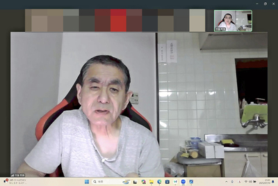 「ストーカー・リカバリー・サポート」の加害者更生支援プログラムの様子。数人の参加者に守屋代表が言葉をかける（写真の一部を加工しています）