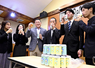 飯舘村の地ビールを堪能する杉岡村長（左から３人目）や（同５人目から）小高さん、石橋さんら