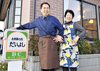 店を切り盛りする栄二さん（左）と妻幸子さん。半世紀以上にわたり変わらない味を提供している