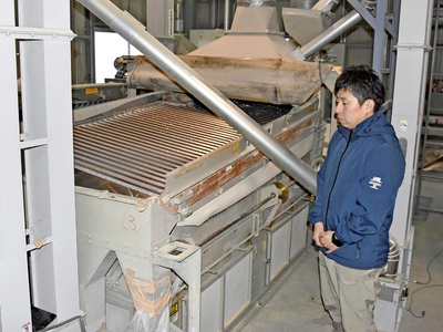 老朽化が進む石川町の種子センター。大竹さんは「壊れては直してという現状でコストがかかる」と厳しい現状を語る