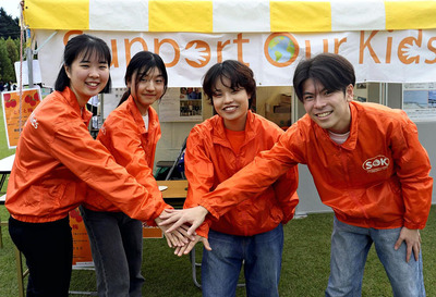 復興アンバサダーとしてニュージーランドを訪れる（左から）大野さん、梶原さん、須田さん、小濃さん