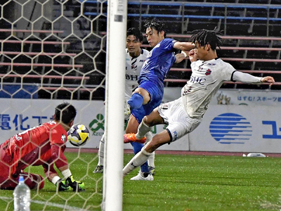 【秋田－いわき】後半３０分、こぼれ球に反応するＭＦ石渡。ボールはゴール右にそれた＝ソユースタジアム