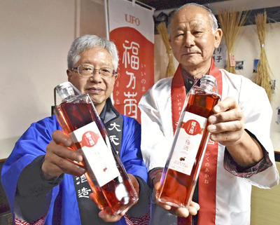 新酒の福乃茜が完成し、商品をＰＲする伊藤社長（左）と須田さん