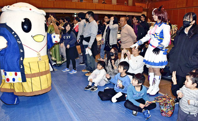 「ゆげお」と触れ合う来場者ら