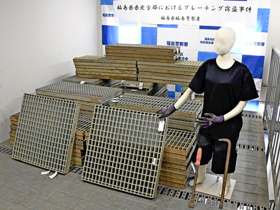 公開されたバール（人形の手前）とグレーチング