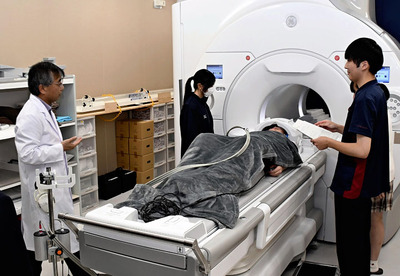 ＭＲＩ検査の流れを体験する生徒ら