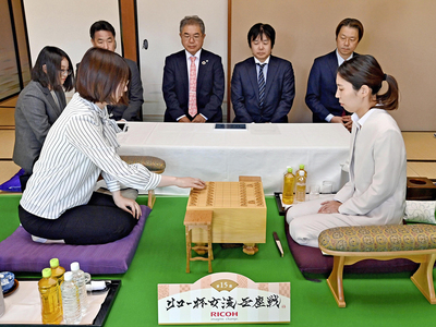 初手を指す西山女流二冠（左）と福間女流王座＝１２日午前１０時、郡山市・郡山ビューホテルアネックス