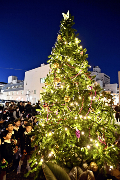 うすい百貨店前で点灯されたクリスマスツリー＝１２日