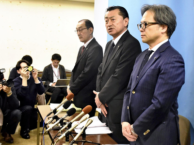 反社会的勢力との断絶に向けた計画などを発表する金成理事長（中央）＝１４日午後、いわき市