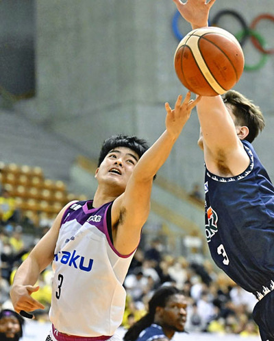 【信州―福島】第３Ｑ、シュートを狙う福島の大久保＝ホワイトリング