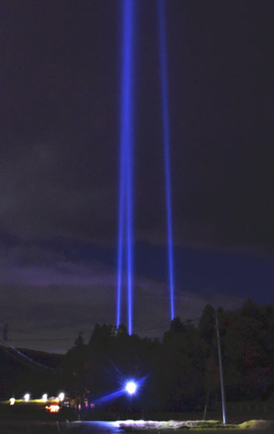 鎮魂と復興を願って夜空に放たれたサーチライト＝川内村