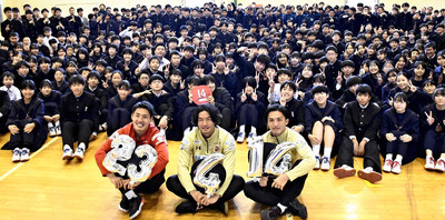 子どもたちと交流した（前列左から）佐々木、堂鼻、山口の各選手