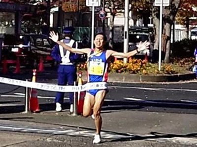 ７年ぶり１４度目の優勝を果たしたいわき市のアンカー村上康則＝県庁前