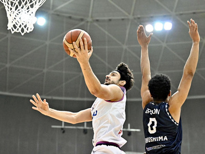 【信州―福島】第３Ｑ、シュートを決める福島のガードナー＝ホワイトリング