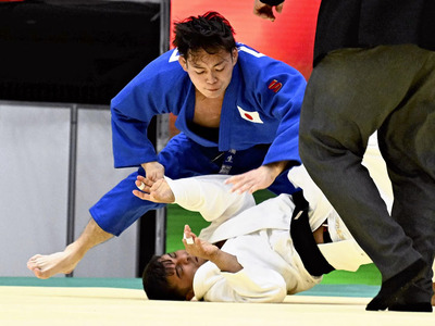 【男子７３キロ級３位決定戦】一本勝ちを収めた蒲生（上）＝東京武道館