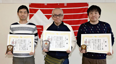 選手権戦で初優勝した熊坂さん（中央）、準優勝の山口さん（左）、３位の高木さん