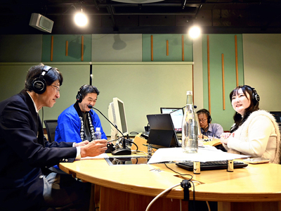 ラジオの生放送で語り合う（左から）鈴木特別顧問、鈴木専務、北村アナウンサー