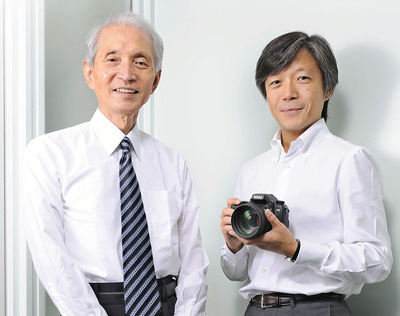 父道広（左）と記念撮影する私。父が残した功績のおかげで高品質にこだわることができた＝２０１０年