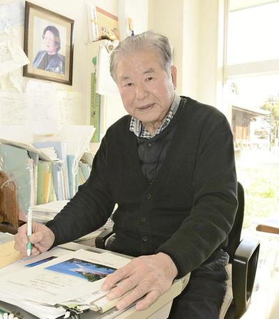 慰霊祭に向けて準備を進める佐藤さん。「塔はこれからも、若い世代に戦争の悲惨さを伝えてくれるはずだ」と話す