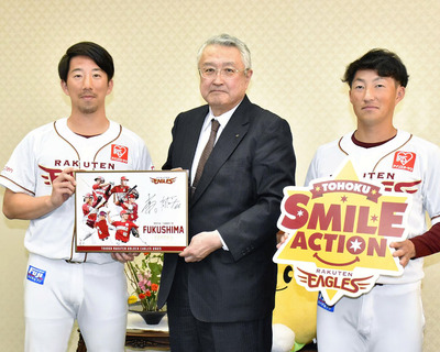 鈴木副知事と面会した今野（左）、小深田（右）の両選手