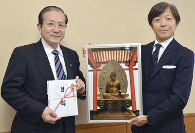 当時の五十嵐源市町長に如来坐像復元の事業費を寄付する私（右）。町や会津の仏教文化に貢献することができて光栄だった＝２０１５年１２月、磐梯町役場