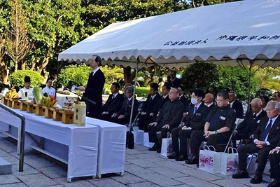 亡くなった戦没者に心を寄せ、平和への誓いを新たにする参列者ら