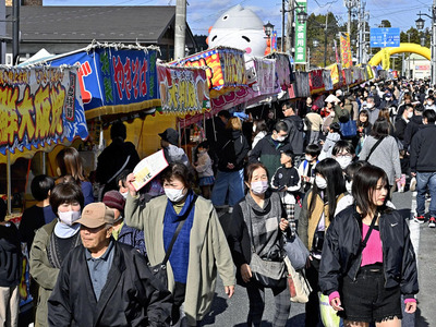 東日本大震災後、１５年ぶりに会場を新町通りに戻して開かれた「十日市祭」＝２２日午前、浪江町
