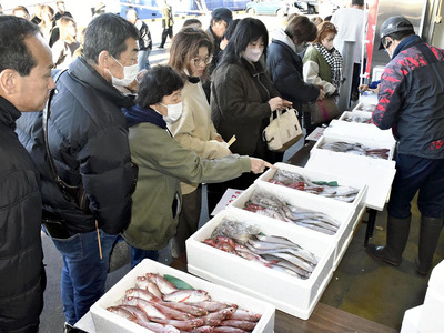 新鮮な魚や加工品が並んだ小名浜港朝市
