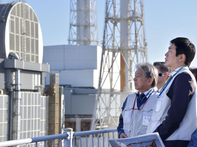 福島第１原発を視察する自民党の小林政調会長（右手前）＝２２日午後