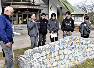 フィールドワークで地域づくりの交流拠点を生み出す方法を考えた学生ら