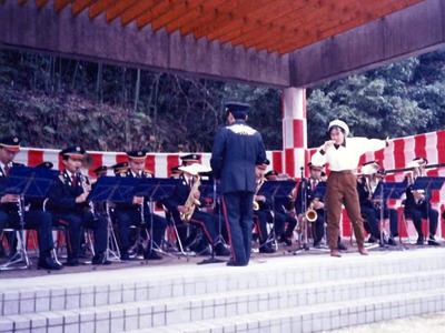 橋の完成式で歌う私（手前右）。バックには自衛隊、前にはお客さんがたくさんいた。自衛隊にはジャズを好む人も多く、これをきっかけにジャズクラブにも足を運んだ