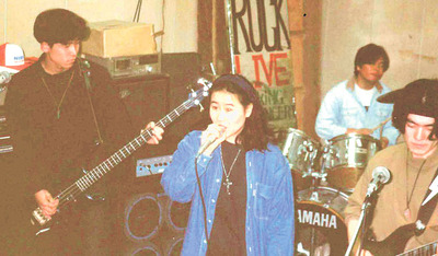 大学でバンド活動を楽しむ私（左から２人目）。本能のままに歌う音楽から、みんなを楽しませようとエンターテインメントとしての音楽を考えるようになった