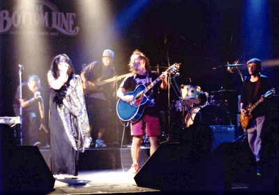 名古屋のライブハウスで歌う私（左）。音楽を磨き上げたいと向かった東京では音楽の話が合う人も増えて楽しかった