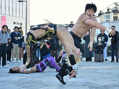 ふくしま鉄道博の特別企画で「磐越東線プロレス列車」が運行された。選手たちはＪＲいわき駅到着後、路上プロレスを繰り広げた＝２９日午後、いわき市・いわき駅南口駅前広場
