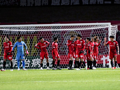 試合終了後、健闘をたたえ合う選手たち＝２９日、とうほう・みんなのスタジアム