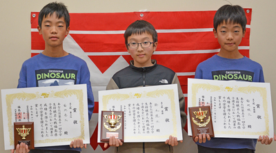 名人戦優勝の鈴木さん（中央）、準優勝の菊地瑛太さん（右）、３位の菊地奏太さん
