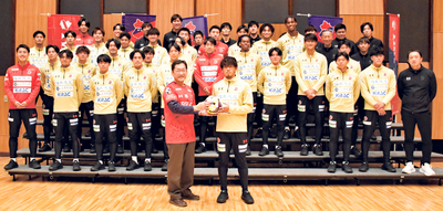 内田市長（前列左）にシーズンの終了を報告したＭＦ山下（同右）ら選手とスタッフ