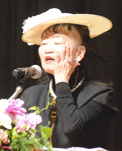 講演する元谷さん