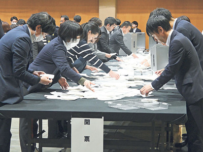 二本松市のかじ取り役を選んだ市長選の開票作業。三保氏が５選を果たしたが、市政への不満も顕在化した