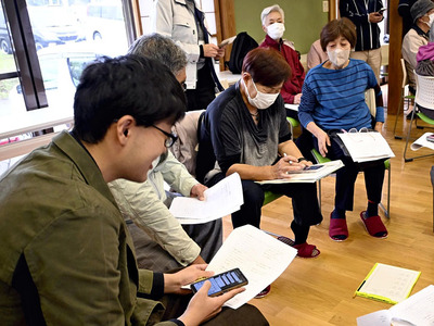 班になってチャットに捜索状況を打ち込む参加者＝福島市・石合集会所