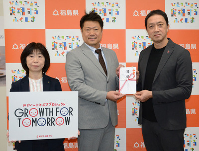 渡辺共同代表に目録を手渡す大倉社長（右）