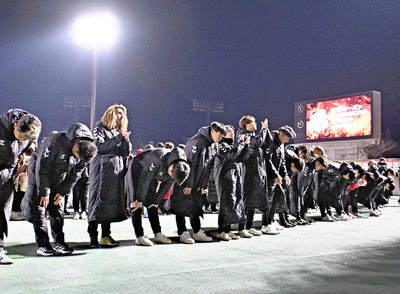 最終戦後、スタンドのサポーターにあいさつする福島の選手＝１１月２９日、とうほう・みんなのスタジアム