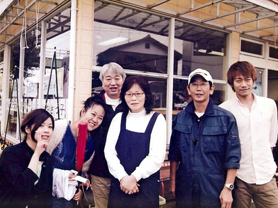 ２０１１年１１月、音楽仲間とパルティールを訪れた私（左から２人目）。只野さん（同３人目）にバットを送り間違えなかったら出会わなかったかもしれず、不思議な巡り合わせだった