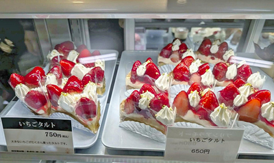 Ｘへの投稿で注目を集めたいちごタルト。右側が通常よりも小さく、価格を抑えた商品